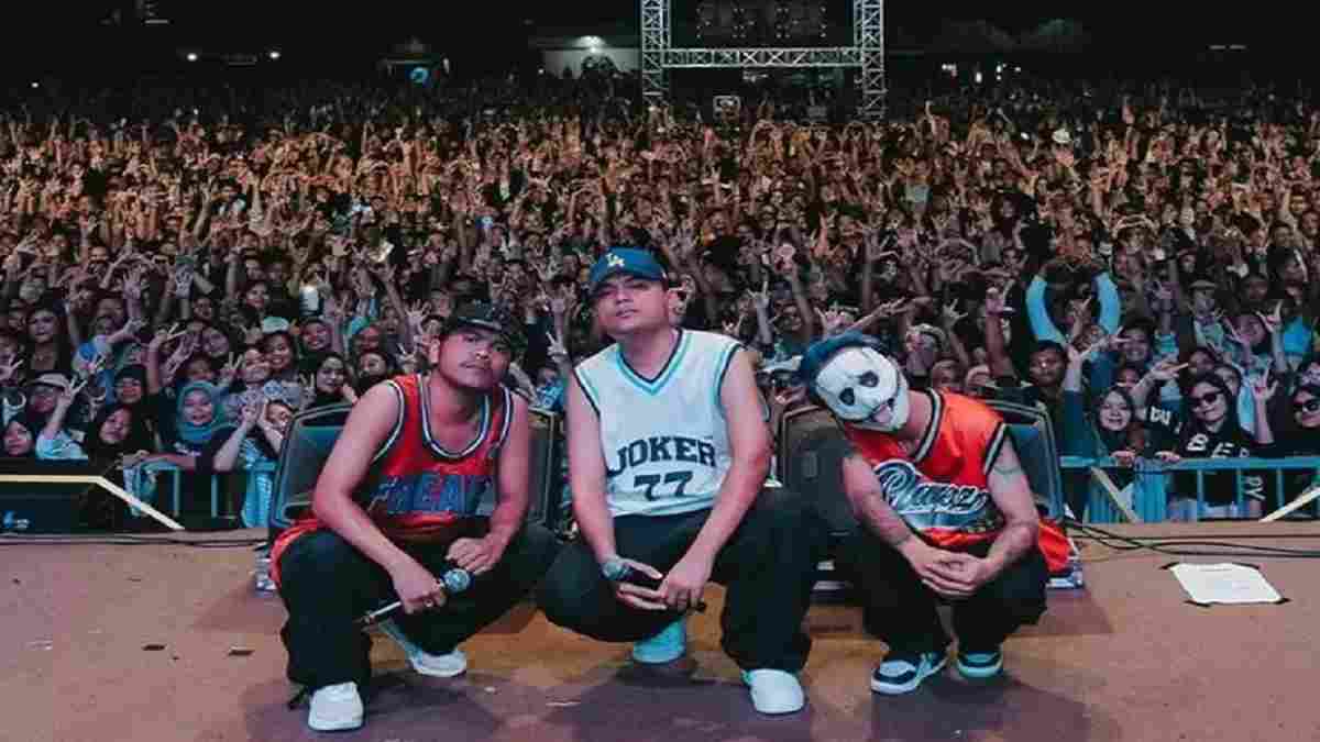 Aksi Panggung NDX AKA di Synchronize Fest